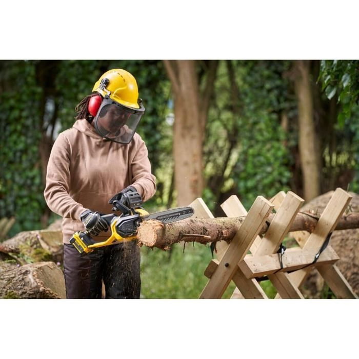 Stanley Fatmax Tronçonneuse sans fil V20 18V 30cm avec batterie 4Ah et chargeur Stanley Fatmax Tronçonneuse sans fil V20 18V 30cm avec batterie 4Ah et chargeur