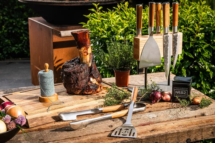 Forged Spatule de barbecue à trous en acier inoxydable avec manche en bois d'olivier, 38.5 x 13.5 x 5 cm - Série Forged BBQ - Pour viandes et légumes