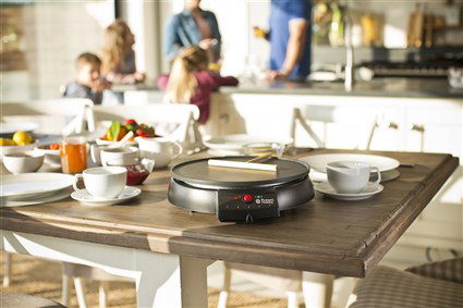 Russell Hobbs - Crepière électrique avec plaque antiadhésive 30 cm, bord relevé et spatule en bois incluses - 20920-56