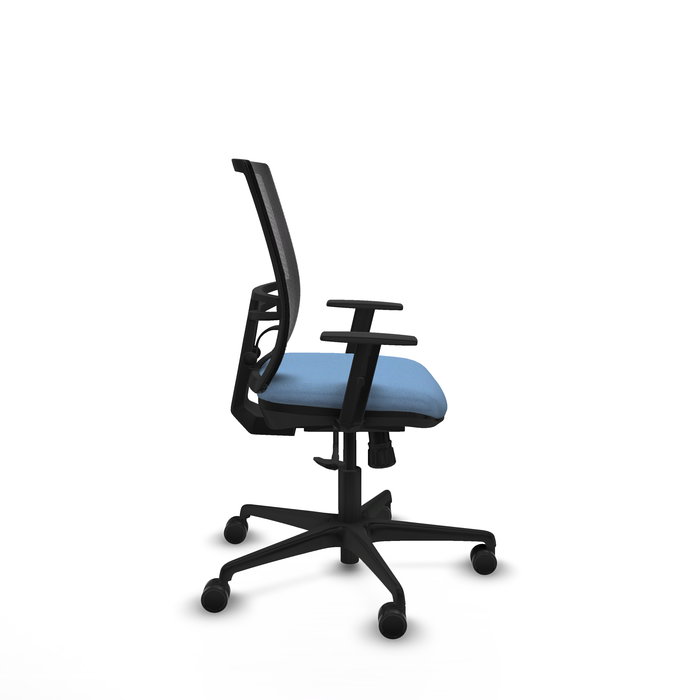 Chaise Yunquera Synchro 4 positions tissu Bleu ciel Maille Noir Base en nylon noir Accoudoir 1D Sans appui-tête Roulettes 65mm nylon