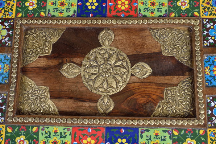 GINER Y COLOMER - Table de salon en palissandre avec azulejos et détails en laiton, plateau en verre - 120x60x45 cm