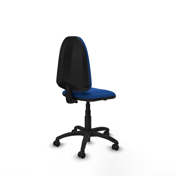 Chaise de bureau Aýna avec mécanisme de contact permanent de base, rembourrée de simili cuir bleu. Équipée d'une base en polyamide noir, sans accoudoirs et avec roulettes pour parquet.