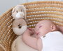 KioKids Hochet Peluche Ourson avec Bonnet - Sonajero Sensoriel en Polyester Doux pour Bébé, Stimulation Auditive et Motricité, Collection Dolci Amici, Beige