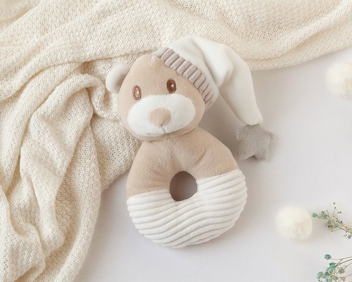 KioKids Hochet Peluche Ourson avec Bonnet - Sonajero Sensoriel en Polyester Doux pour Bébé, Stimulation Auditive et Motricité, Collection Dolci Amici, Beige KioKids Hochet Peluche Ourson avec Bonnet - Sonajero Sensoriel en Polyester Doux pour Bébé, Stimulation Auditive et Motricité, Collection Dolci Amici, Beige