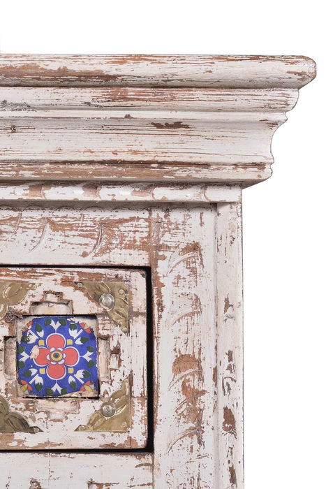 GINER Y COLOMER Table de nuit en bois de manguier avec incrustations de céramique et bronce, finition blanc vieilli, 3 tiroirs, 65 x 50 x 40 cm