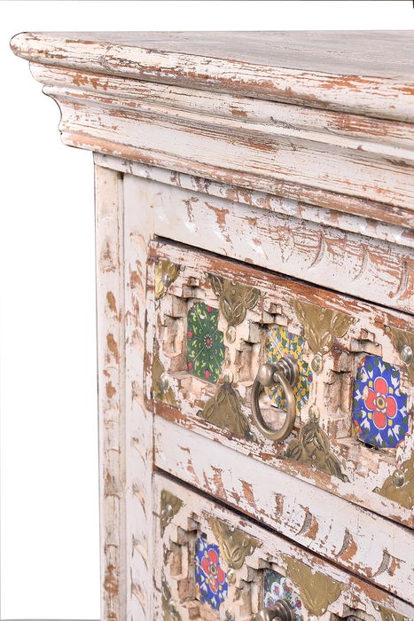 GINER Y COLOMER Table de nuit en bois de manguier avec incrustations de céramique et bronce, finition blanc vieilli, 3 tiroirs, 65 x 50 x 40 cm