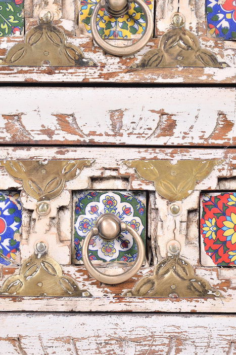 GINER Y COLOMER Table de nuit en bois de manguier avec incrustations de céramique et bronce, finition blanc vieilli, 3 tiroirs, 65 x 50 x 40 cm