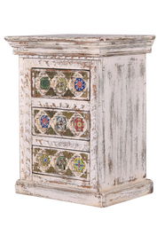 GINER Y COLOMER Table de nuit en bois de manguier avec incrustations de céramique et bronce, finition blanc vieilli, 3 tiroirs, 65 x 50 x 40 cm