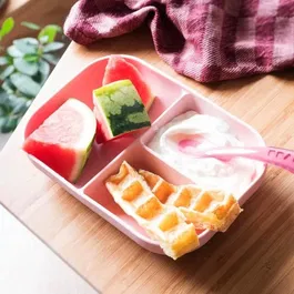 Beaba Set Repas Bébé en Silicone avec Ventouse, Assiette Compartimentée 3 Sections Anti-Dérapant et Cuillère 2ème Âge, Rose