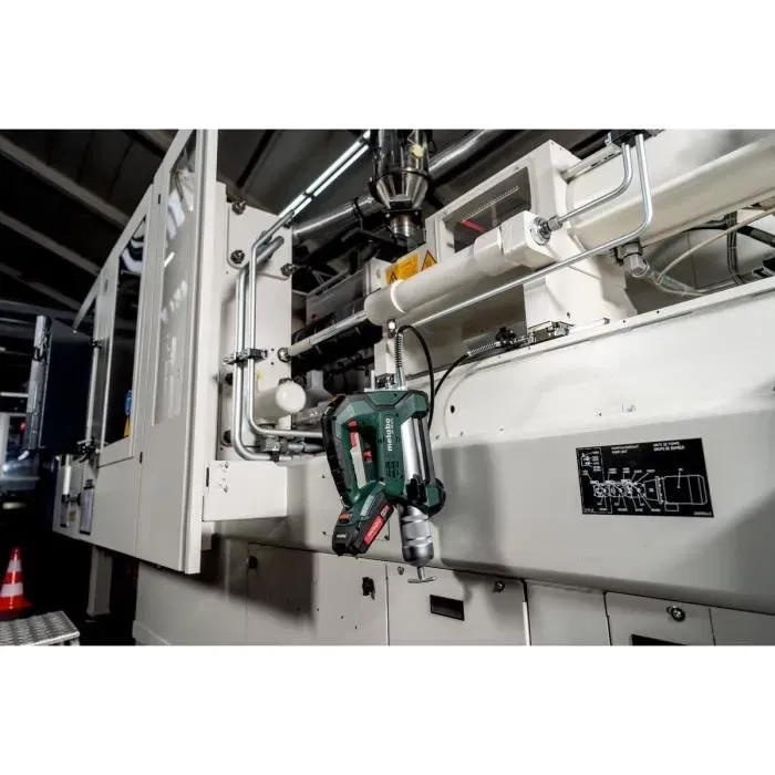 Metabo Pompe à graisse sans fil FP 18 LTX 18V - avec lampe LED et sangle d'épaule (batterie et chargeur non inclus)