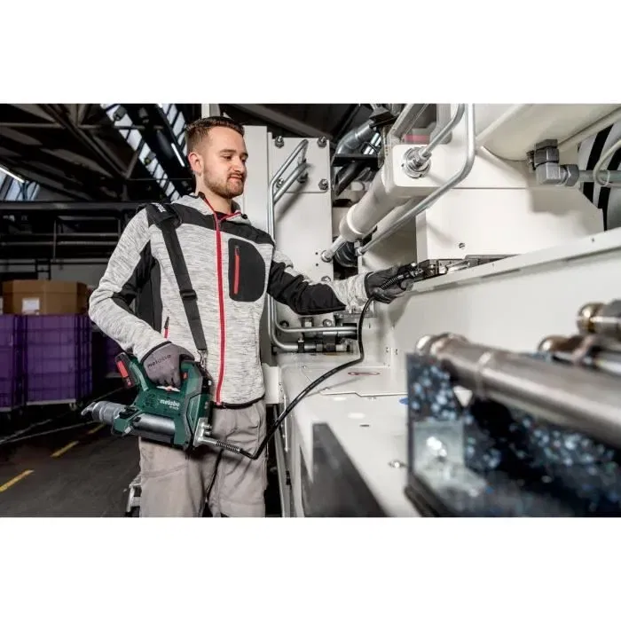 Metabo Pompe à graisse sans fil FP 18 LTX 18V - avec lampe LED et sangle d'épaule (batterie et chargeur non inclus)