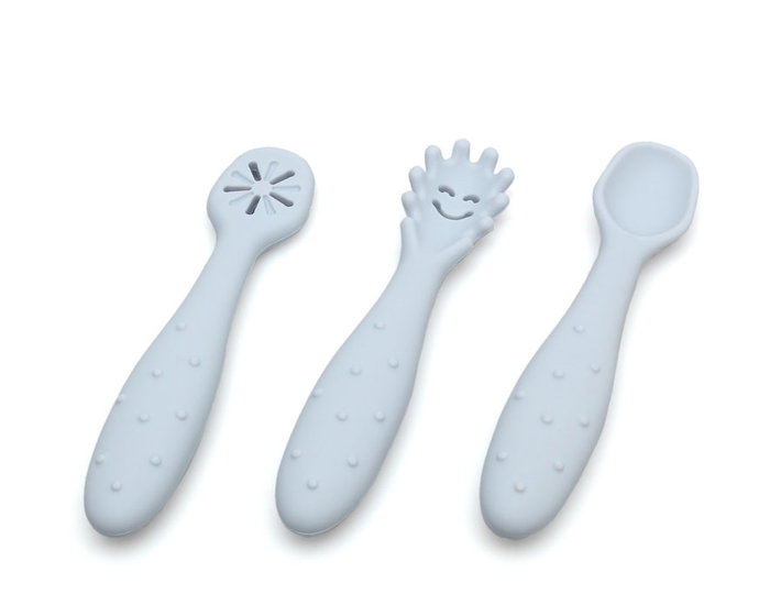 KioKids Set de 3 ustensiles de sevrage en silicone bleu pour bébé - Précuillère, cuillère, préfourchette - Âge recommandé +6 mois, résistant à la chaleur, lavable au lave-vaisselle