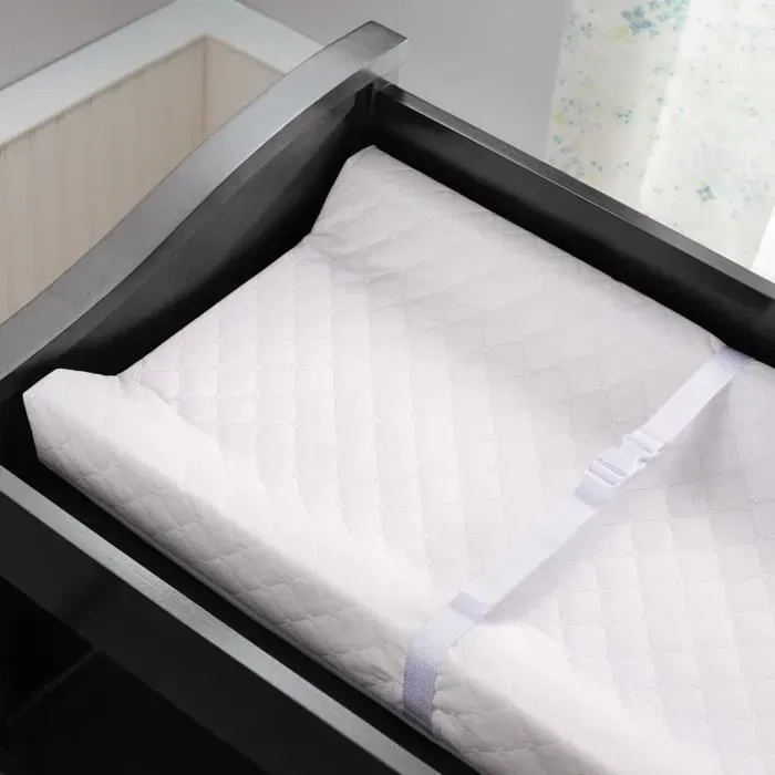 Ingenuity Matelas à langer bébé avec rebords et ceinture de sécurité, imperméable - Housse en coton incluse