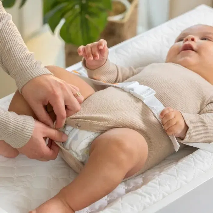 Ingenuity Matelas à langer bébé avec rebords et ceinture de sécurité, imperméable - Housse en coton incluse