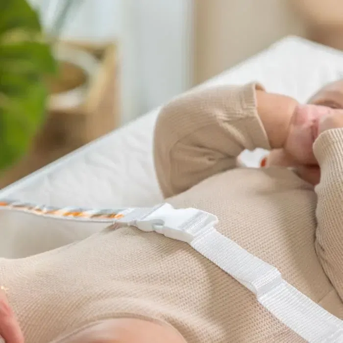 Ingenuity Matelas à langer bébé avec rebords et ceinture de sécurité, imperméable - Housse en coton incluse