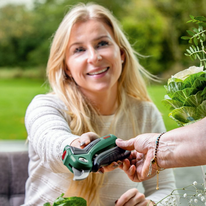 Bosch EasyPrune Sécateur sans fil (450 coupes par charge, coupe jusqu'à 25 mm) Bosch EasyPrune Sécateur sans fil (450 coupes par charge, coupe jusqu'à 25 mm)