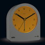 Braun BC-22-W Réveil Analogique Classique Blanc avec Aiguilles Lumineuses et Alarme Progressive - Design Élégant pour Table de Nuit