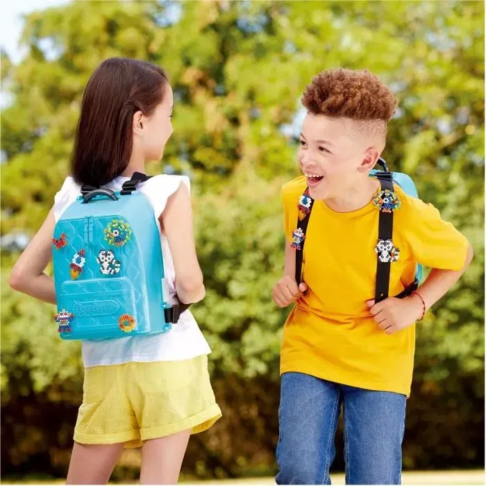 Aquabeads Sac à dos créatif DX - Coffret de perles à repasser, 1000 perles formes et couleurs, jeu créatif personnalisable pour enfants dès 4 ans - Réf. 31993