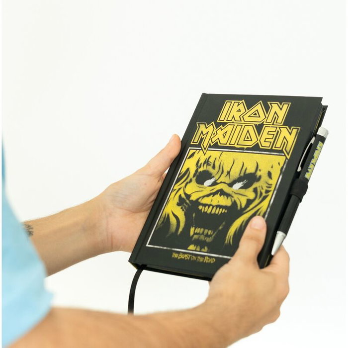 ERIK - Cahier premium A5 avec stylo projecteur Iron Maiden - 96 pages, couverture rigide, livré avec stylo et piles ERIK - Cahier premium A5 avec stylo projecteur Iron Maiden - 96 pages, couverture rigide, livré avec stylo et piles