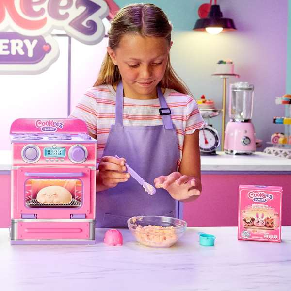 Cookeez Makery Fabrique à Pâtisserie Rose avec Four Interactif et Peluche Parfumée