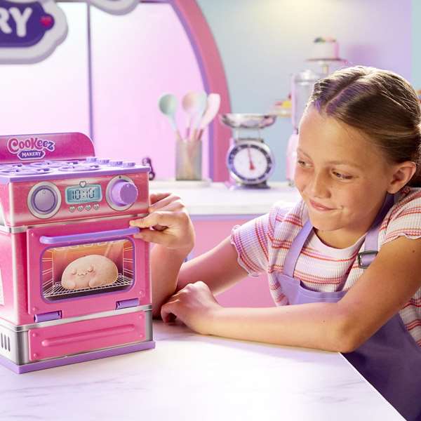 Cookeez Makery Fabrique à Pâtisserie Rose avec Four Interactif et Peluche Parfumée