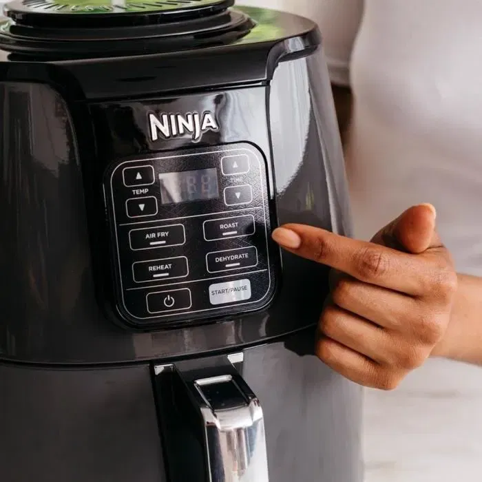 Ninja AF100EU Friteuse sans Huile 3.8L - 4 Programmes de Cuisson (Frire, Rôtir, Réchauffer, Déshydrater) - 1550W - Design Compact