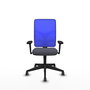 Chaise Motilla Synchro 3 positions tissu Gris foncé Maille Bleu Base pyramidale noire Accoudoir 3D Sans appui-tête Roulettes 65mm pour moquette