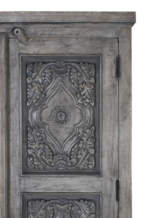 GINER Y COLOMER - Armoire contemporaine en bois de manguier massif gris avec portes sculptées, étagères et barre à vêtements, aménagement intérieur spacieux