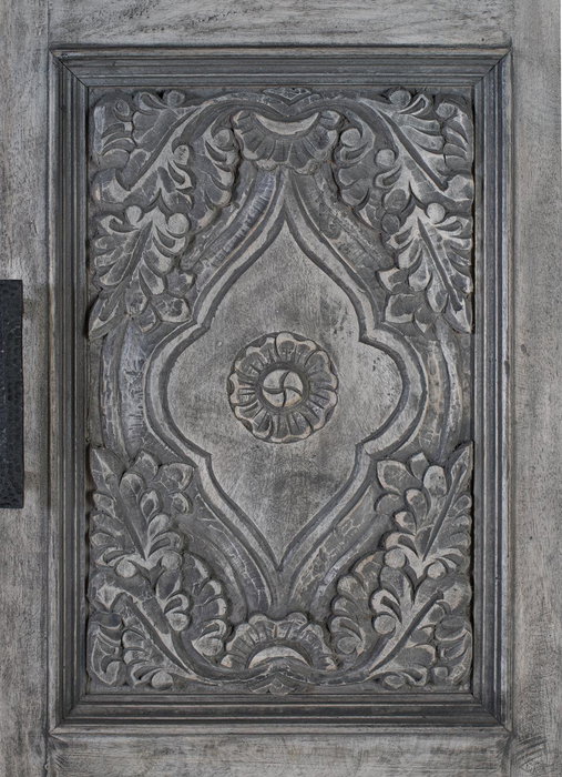 GINER Y COLOMER - Armoire contemporaine en bois de manguier massif gris avec portes sculptées, étagères et barre à vêtements, aménagement intérieur spacieux