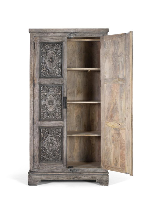 GINER Y COLOMER - Armoire contemporaine en bois de manguier massif gris avec portes sculptées, étagères et barre à vêtements, aménagement intérieur spacieux