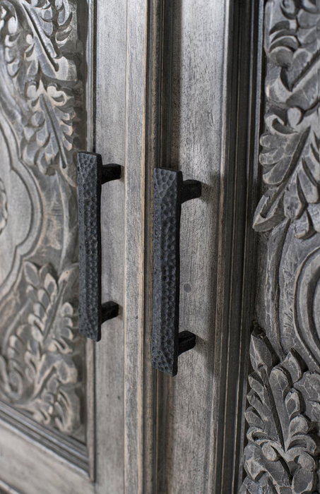 GINER Y COLOMER - Armoire contemporaine en bois de manguier massif gris avec portes sculptées, étagères et barre à vêtements, aménagement intérieur spacieux