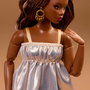 Barbie Poupée Signature Basics Modèle 09 JJX28 Mattel - Robe Dorée Brillante, Cheveux Bruns Longs Articulée