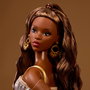 Barbie Poupée Signature Basics Modèle 09 JJX28 Mattel - Robe Dorée Brillante, Cheveux Bruns Longs Articulée