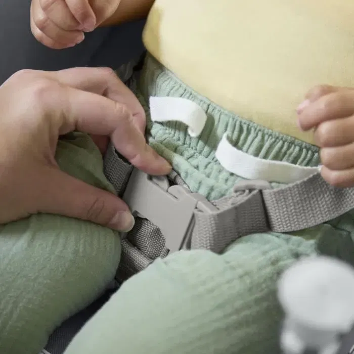 Bright Starts Pop N Dine - Chaise haute bébé portable et pliable, avec tablette amovible et harnais 3 points, pour enfants de 6 mois à 20 kg, tissu lavable, couleur ardoise