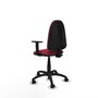Chaise de bureau Aýna avec mécanisme Contact permanent de base, revêtue de tissu couleur grenat. Équipée d'une base en polyamide noir, d'accoudoirs 1D et de roulettes en nylon de 50 mm