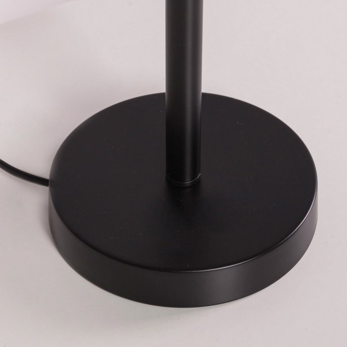 Lampe de table Porbandar en rotin et métal noir avec douille E27 SKD-T1020 Lampe de table Porbandar en rotin et métal noir avec douille E27 SKD-T1020