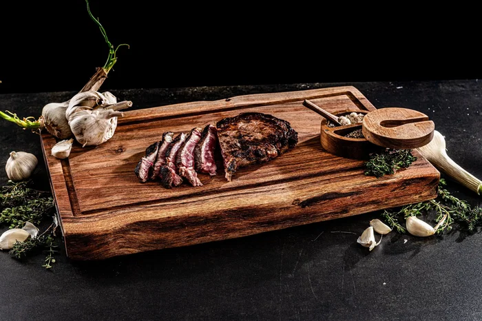 Forged Essentials Planche à découper en bois d'acacia, dimensions 45 x 30 x 3.5 cm, avec poignées ergonomiques et rainure anti-débordement