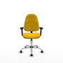 Chaise de bureau Algarra avec mécanisme de contact permanent de base, recouverte de tissu jaune. Équipée d'une base chromée, d'accoudoirs 2D et de roulettes autobloquantes