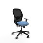 Chaise Alocén Synchro 3 positions tissu Bleu ciel Maille Noir Base pyramidale noire Accoudoir 1D Sans appui-tête Roulettes 65mm pour moquette