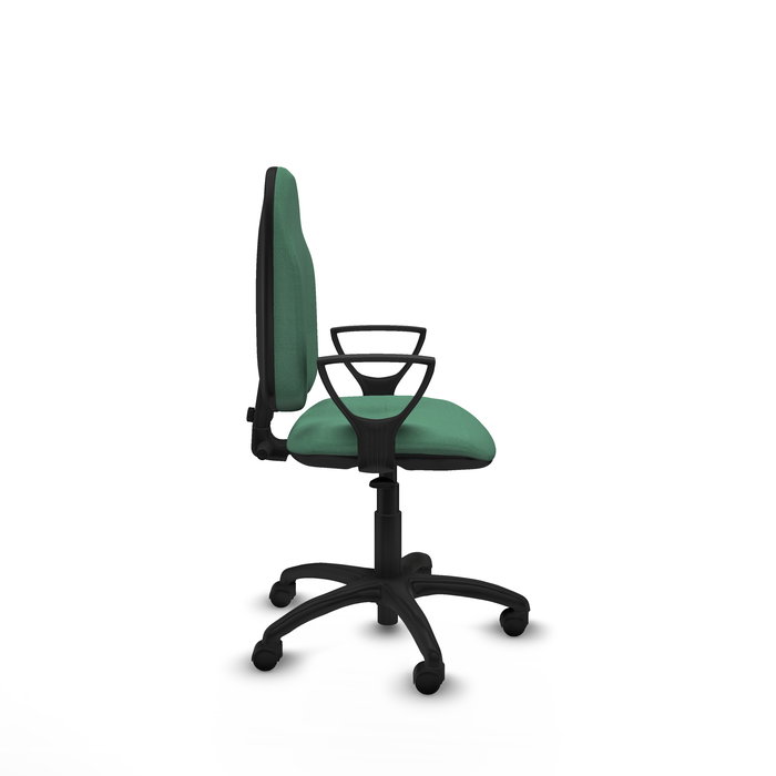 Chaise de bureau Algarra avec mécanisme de contact permanent de base, recouverte de tissu vert émeraude. Équipée d'une base en polyamide noir, d'accoudoirs fixes et de roulettes en nylon de 50 mm
