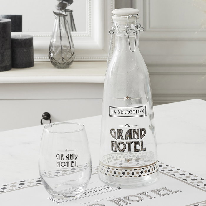Home Deco Factory Bouteille en verre 1 L avec anse en métal Grand Hotel Home Deco Factory Bouteille en verre 1 L avec anse en métal Grand Hotel