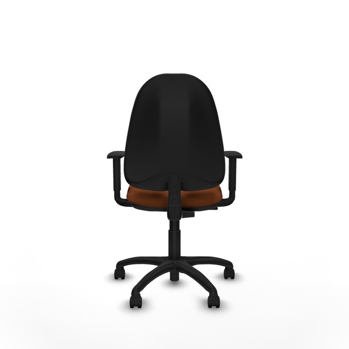 Chaise de bureau Algarra avec mécanisme de contact permanent de base, revêtue de similicuir marron. Équipée d'un piètement en polyamide noir, d'accoudoirs 1D et de roulettes en nylon de 50 mm