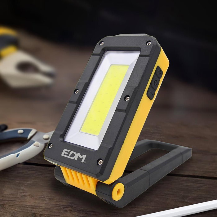 Edm Lampe de travail LED rechargeable 500lm avec base pivotante 180°, batterie lithium 2000mAh, IP44, crochet et aimant Edm Lampe de travail LED rechargeable 500lm avec base pivotante 180°, batterie lithium 2000mAh, IP44, crochet et aimant