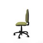 Chaise de bureau Algarra avec mécanisme Contact permanent de base, rembourrée de tissu vert olive. Équipée d'une base en polyamide noir, sans accoudoirs et de roulettes en nylon de 50 mm.