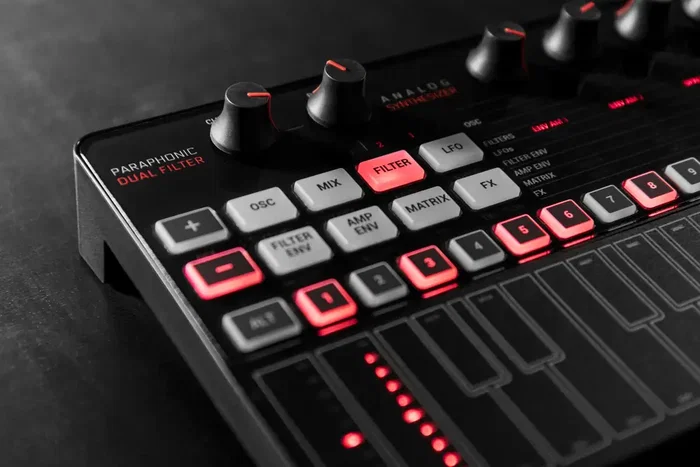 IK Multimedia Uno Synth Pro Desktop Black Edition Synthétiseur