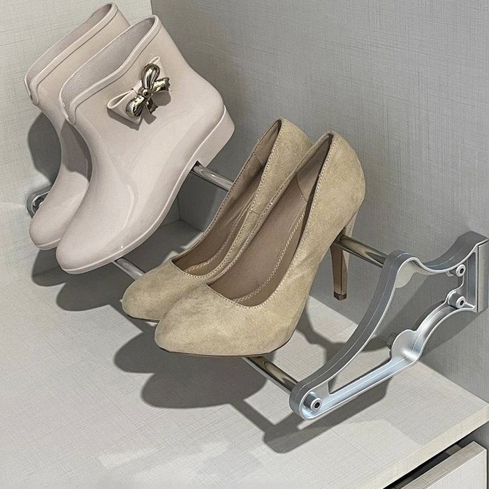 Emuca Range-chaussures Self pour intérieur d'armoire, Peint en aluminium, Acier et Plastique. Emuca Range-chaussures Self pour intérieur d'armoire, Peint en aluminium, Acier et Plastique.
