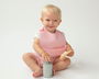 KioKids Babero Blandito en Silicona Rose - Bavoir imperméable ajustable avec poche attrape-miettes, recommandé +4 mois