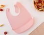 KioKids Babero Blandito en Silicona Rose - Bavoir imperméable ajustable avec poche attrape-miettes, recommandé +4 mois