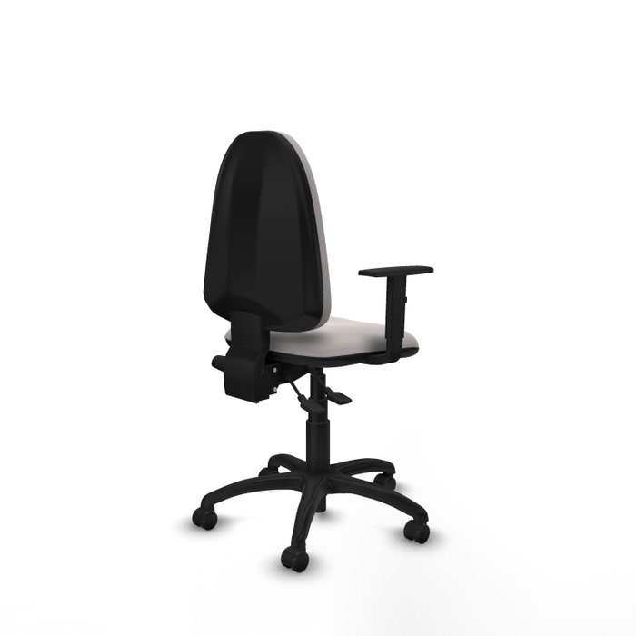 Chaise de bureau Aýna avec mécanisme Asincro, revêtement en simili cuir blanc. Équipée d'une base en polyamide noir, d'accoudoirs 1D et de roulettes pour parquet