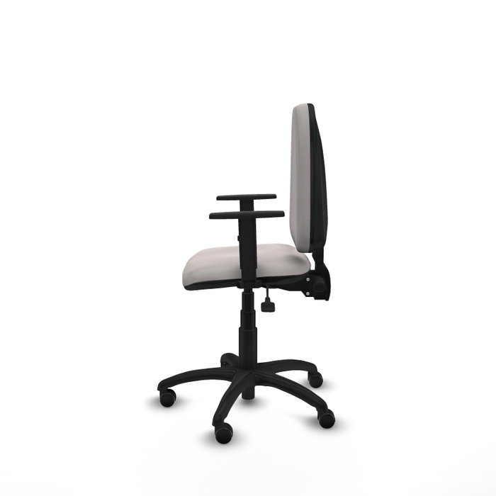 Chaise de bureau Aýna avec mécanisme Asincro, revêtement en simili cuir blanc. Équipée d'une base en polyamide noir, d'accoudoirs 1D et de roulettes pour parquet